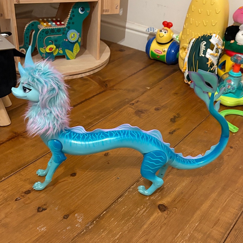 ✨ Disney Raya & the Last Dragon – Light-Up Talking Sisu Dragon 🐉
